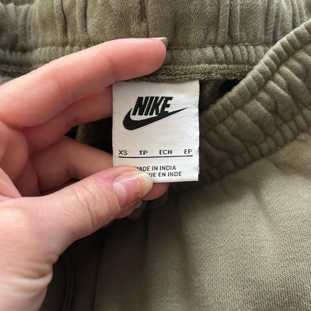 Nike Women’s Olive Sweatpants - Picture 3 of 3